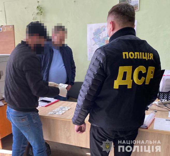У Калуші два чиновники брали хабарі за містобудівельну документацію – їх затримали “на гарячому”(ФОТО)