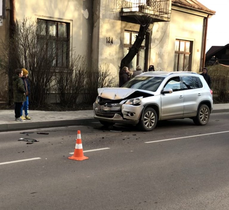 П’яний чиновник івано-франківської мерії вчинив ДТП (ФОТО, ОНОВЛЕНО)