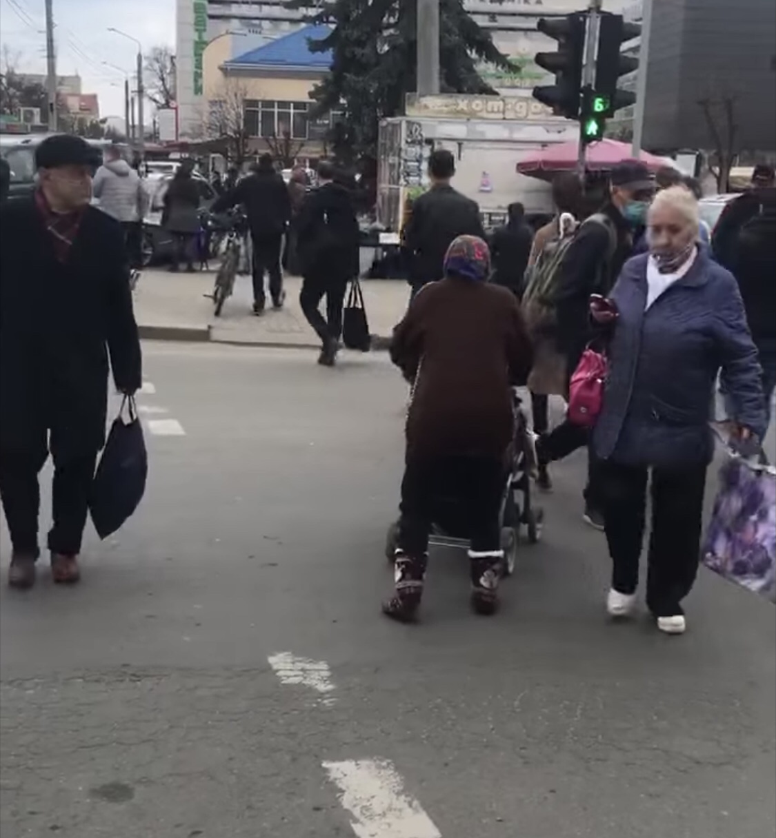 Муніципальні інспектори “зцілили” жінку, яка жебракувала в центрі міста (ВІДЕО)