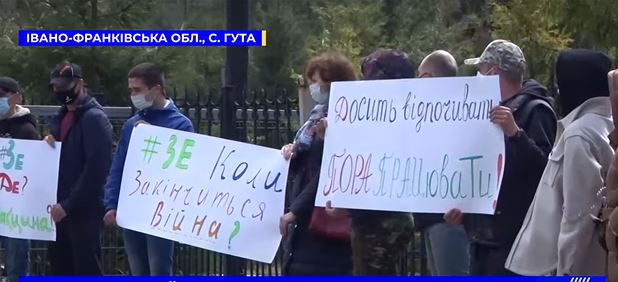 Зеленський на Прикарпатті святкуватиме Великдень – його чекали з плакатами (ФОТО)