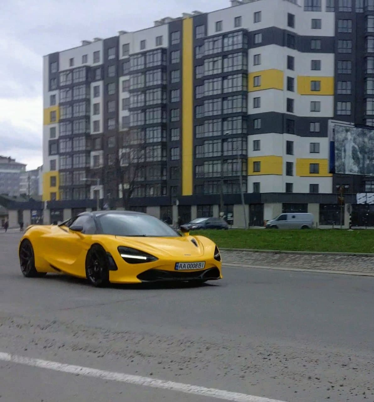 У Франківську з’явився елітний спорткар McLaren, водія вже оштрафували місцеві патрульні (ФОТО)