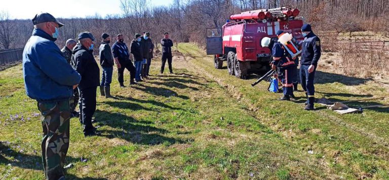 Прикарпатські лісівники та рятувальники тренувалися гасити пожежу в лісі (ФОТО)