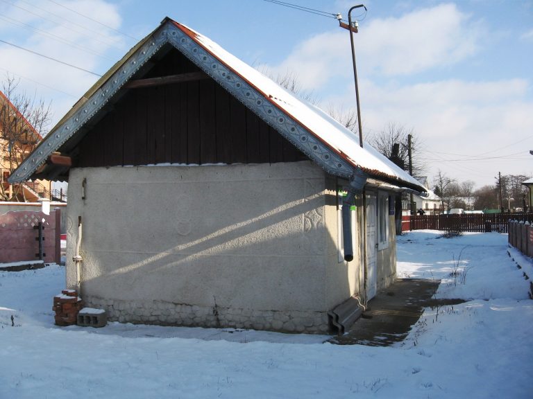 Франківське комунальне підприємство купило на аукціоні халабуду по 530 доларів за метр площі