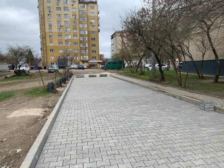 Двір на Вовчинецькій продовжують ремонтувати (ФОТО)