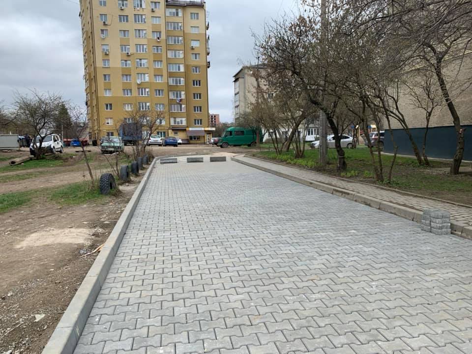 Двір на Вовчинецькій продовжують ремонтувати (ФОТО)