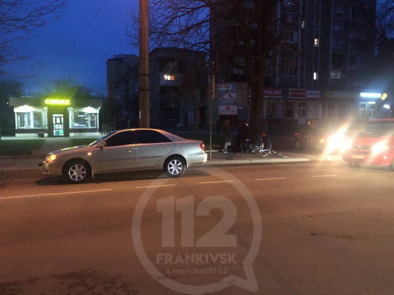 На Вовчинецькій юний водій на Toyota зіткнувся з велосипедистом (ФОТОФАКТ)