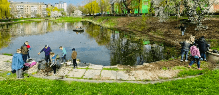 На БАМі почистили озерце та висадили сливи Пісарді (ФОТО)