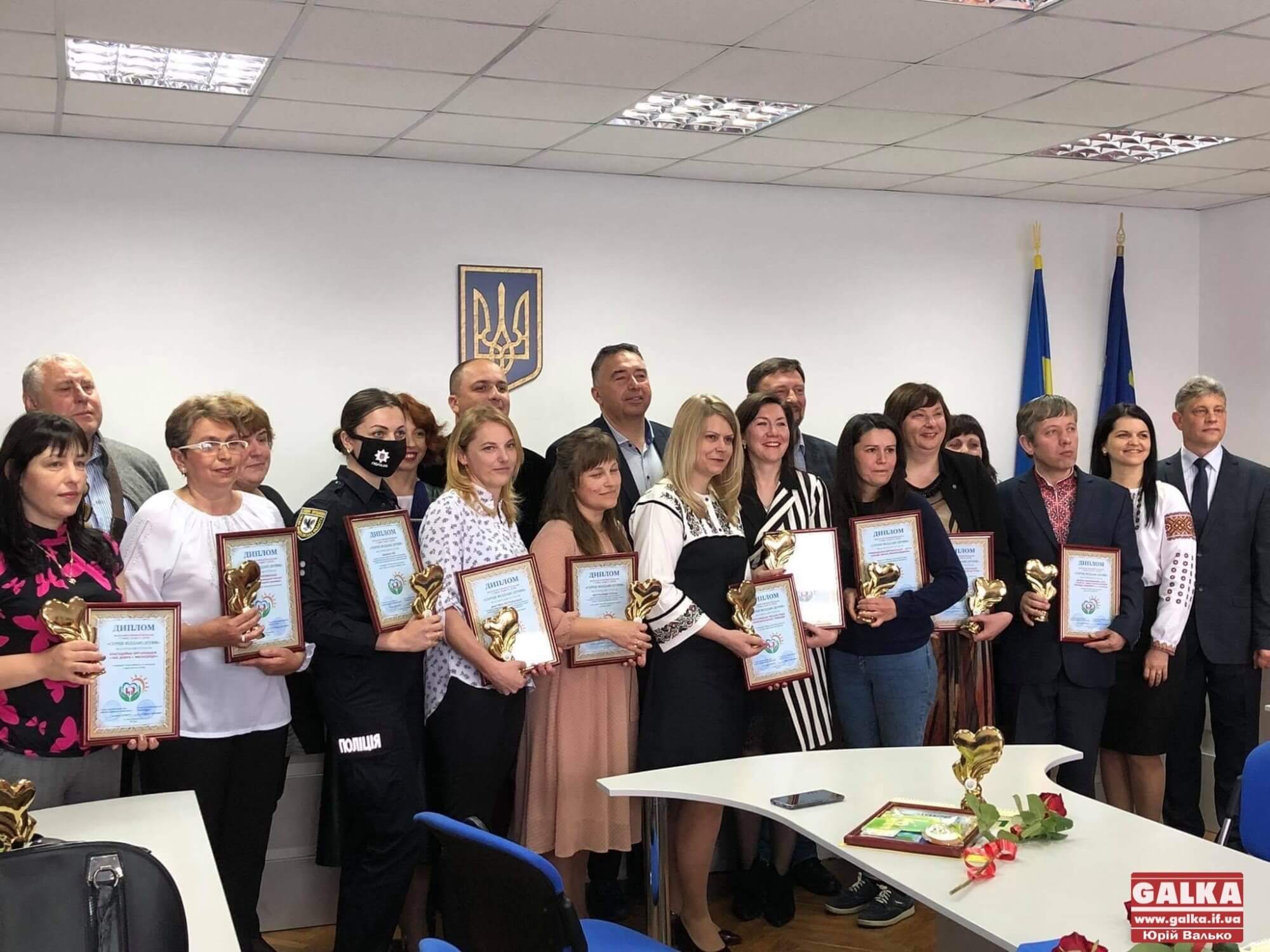 «Серце віддаю дітям»: у Франківську відзначили найкращих піклувальників про дітей та опікунів району (ФОТО)