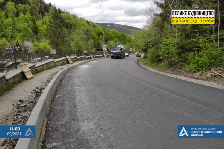 У Яремче на дорозі держзначення оновлюють тротуари (ФОТО)