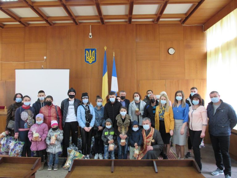 У Долині небайдужі зібрали великодні кошики для дітей-сиріт (ФОТО)