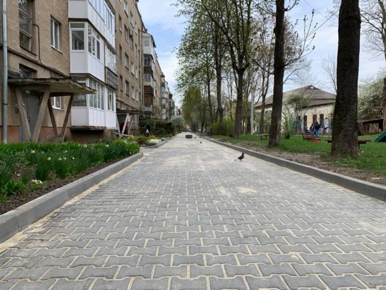 На Коновальця завершили ремонт одного з найбільших дворів (ФОТО)