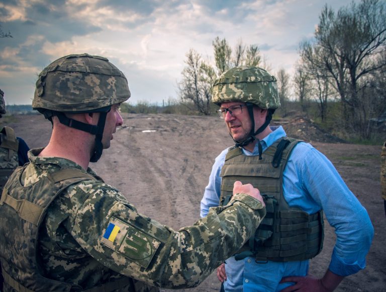 Посли з трьох країн відвідали бійців коломийської “десятки” на передовій (ФОТО)