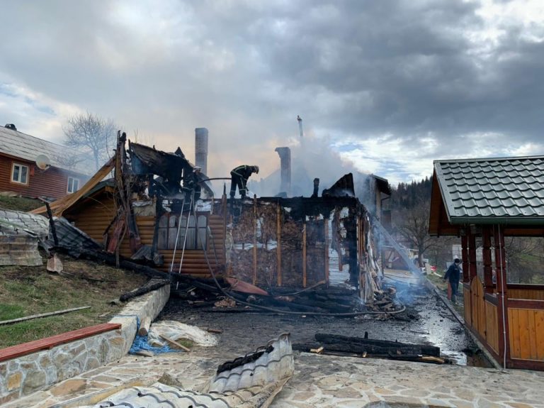 У Яремче на світанку вщент згорів житловий будинок (ФОТО)