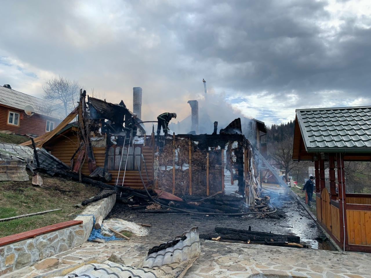 У Яремче на світанку вщент згорів житловий будинок (ФОТО)
