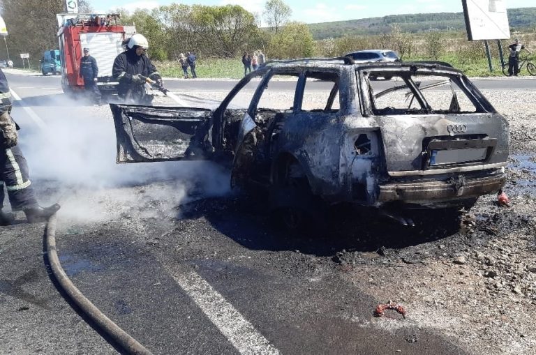 На околиці Калуша під час руху зайнялась і згоріла AUDI (ФОТО, ВІДЕО)