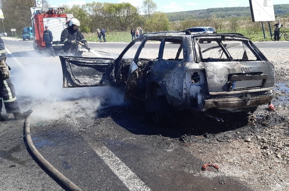 На околиці Калуша під час руху зайнялась і згоріла AUDI (ФОТО, ВІДЕО)