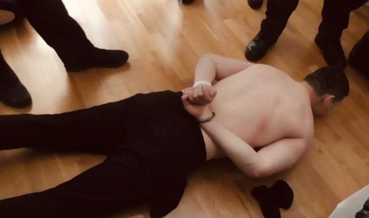 На заправці на Коломийщині чоловік влаштував стрілянину: двоє поранених (ФОТО)