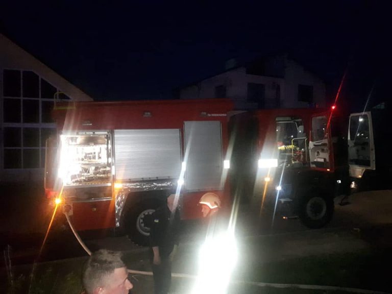 У Городенці загорівся житловий будинок. Рятувальники евакуювали дітей та дорослих (ФОТО)
