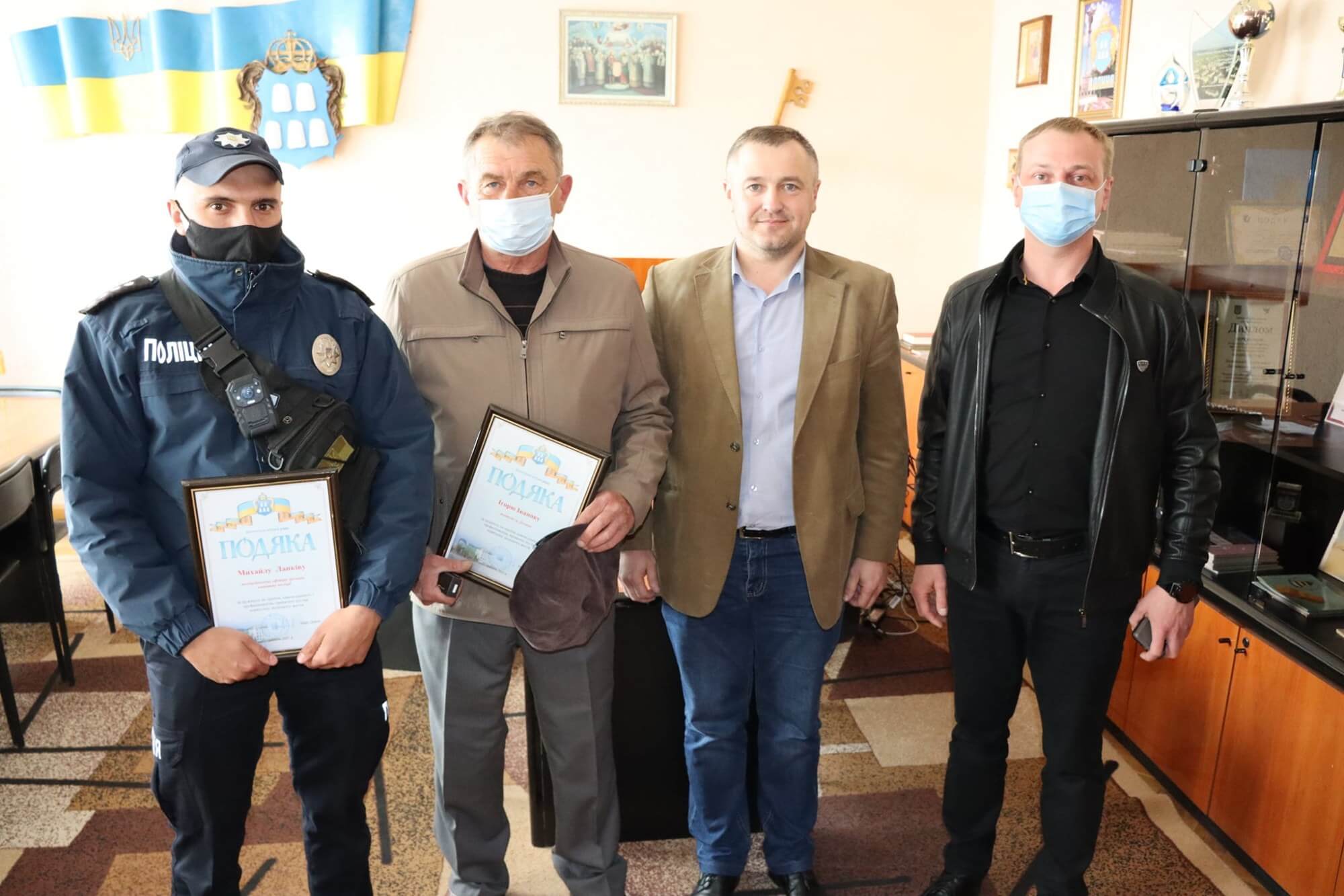 У Долині відзначили поліціянта та рибалку, які врятували чоловіка на озері (ФОТО)
