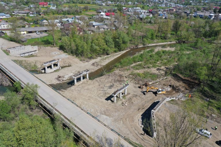 На Косівщині через річку Рибницю будують міст (ФОТО)
