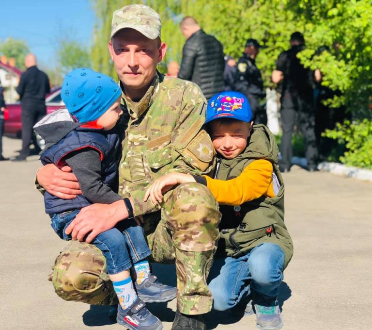 Рідні та товариші провели прикарпатських поліціянтів в зону ООС (ФОТО)