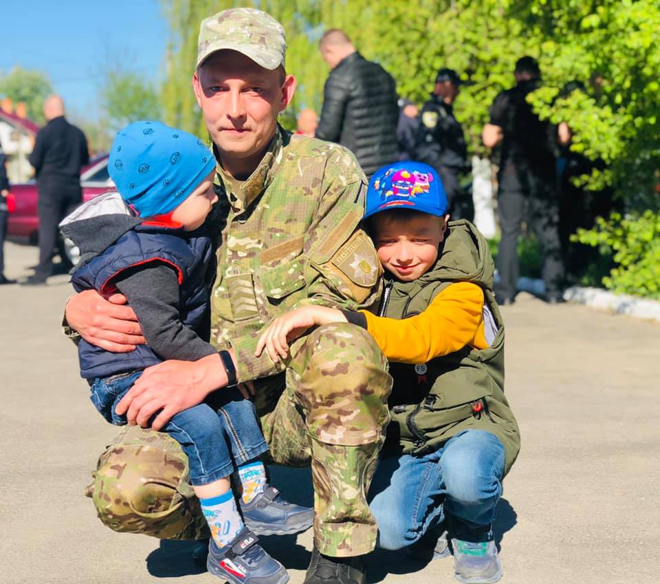 Рідні та товариші провели прикарпатських поліціянтів в зону ООС (ФОТО)