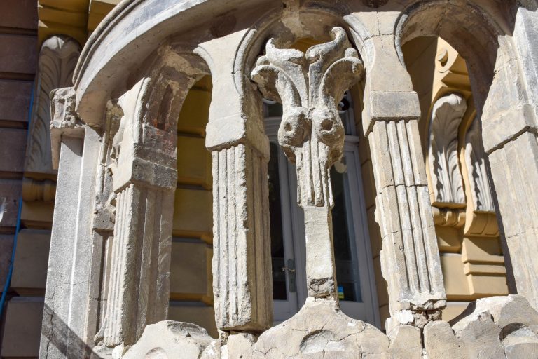 На Короля Данила активно відновлюють старовинну декоративну огорожу (ФОТО)