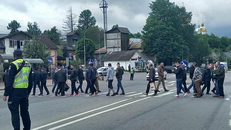 У Долині люди таки перекрили дорогу Івано-Франківськ – Львів (ФОТО, ВІДЕО)