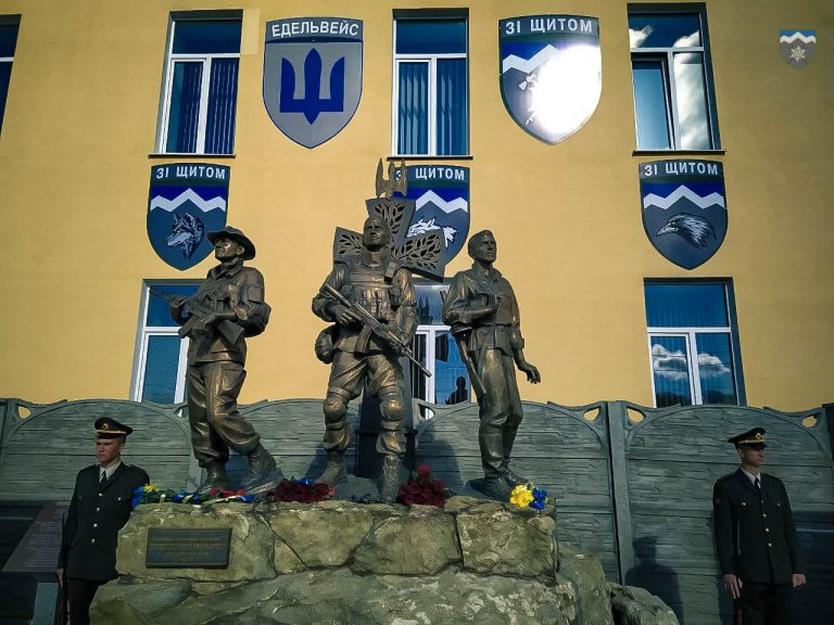 На жаль, треба збільшувати: небайдужих просять допомогти розширити меморіал полеглим воїнам у Коломиї