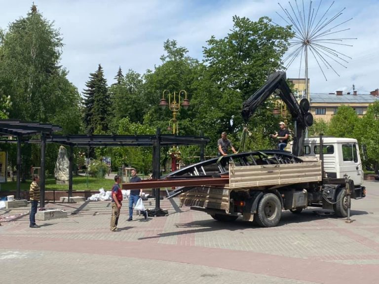 Частину металевого “літника” з Вічевого майдану демонтували та вивезли (ФОТО)