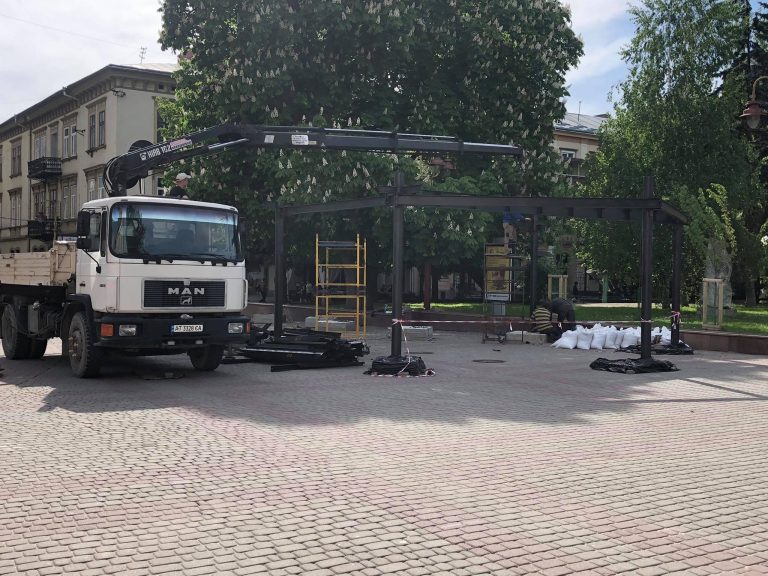 З Вічевого Майдану забрали скандального “металевого монстра” (ФОТО)