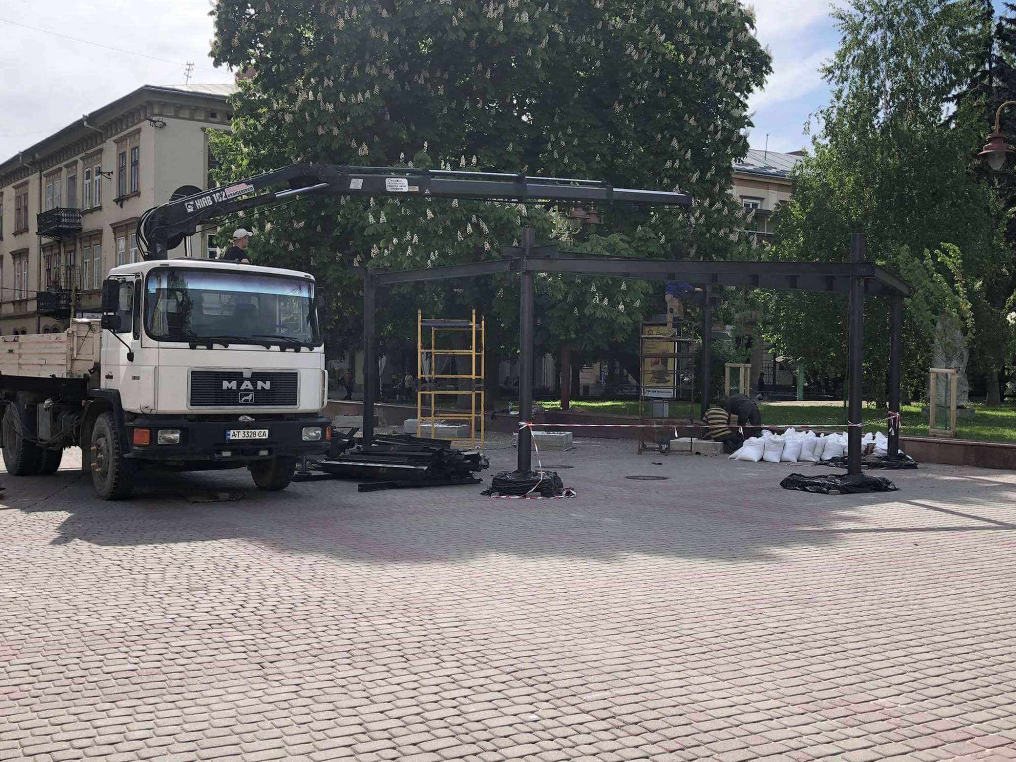 З Вічевого Майдану забрали скандального “металевого монстра” (ФОТО)