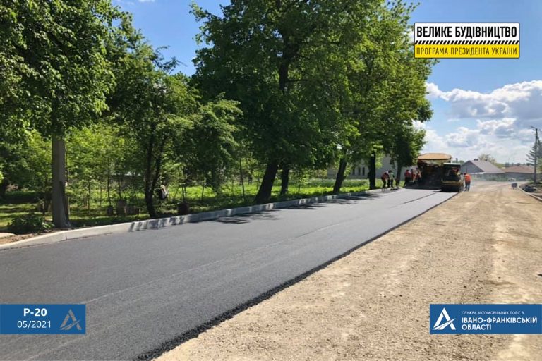 На Прикарпатті дороги держзначення “лікують” від ям (ФОТО)