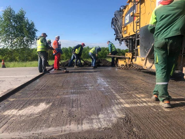 У Франківському районі ремонтують дорогу держзначення: водіїв попереджають про зміну руху (ФОТО)