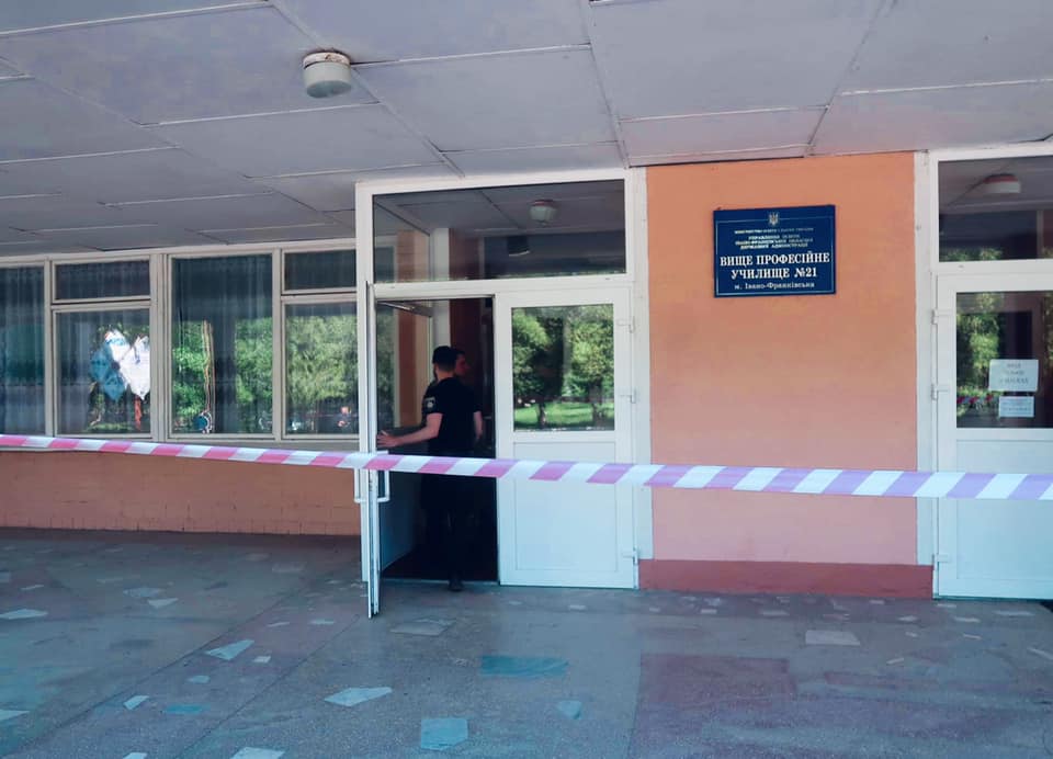 У Франківську невідомі “мінували” училище – правоохоронці вибухівки не знайшли (ФОТО)