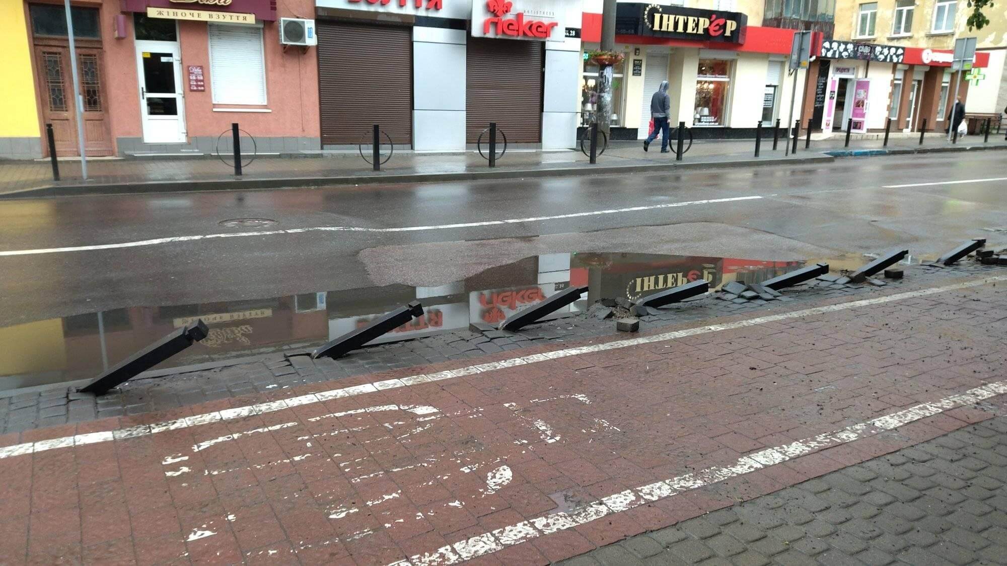 На Галицькій водій наїхав на дорожні стовпці і втік (ФОТО)