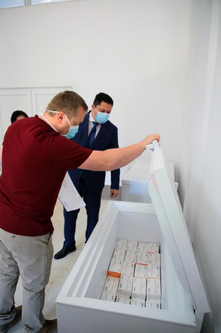 Зроблено в Китаї: Прикарпаття отримало чергову партію вакцини проти COVID-19 (ФОТО)