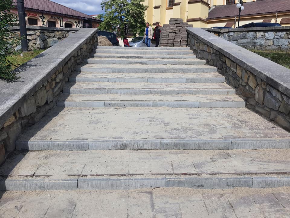 У сквері в центрі Франківська ремонтують сходи (ФОТО)