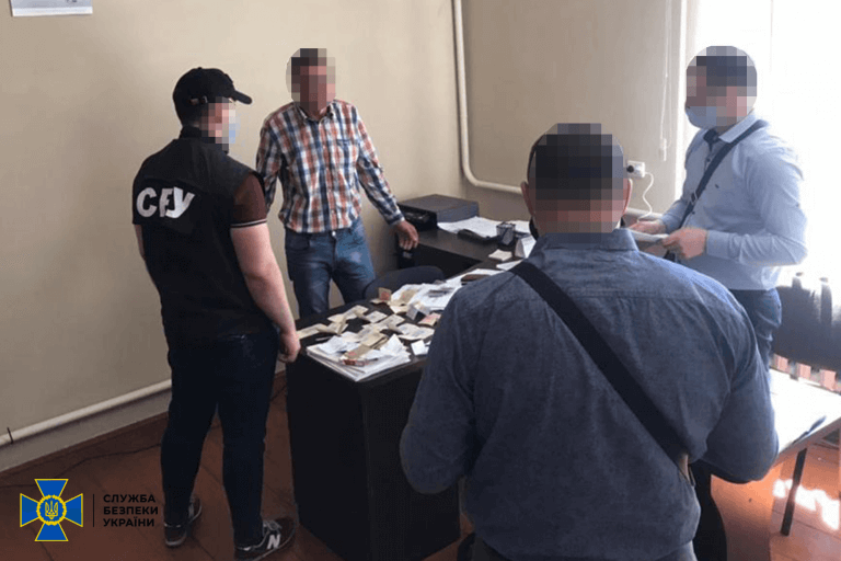 “Благодійна допомога”: на Франківщині СБУ викрила старосту і двох депутатів на хабарі у 200 тисяч гривень (ФОТО)