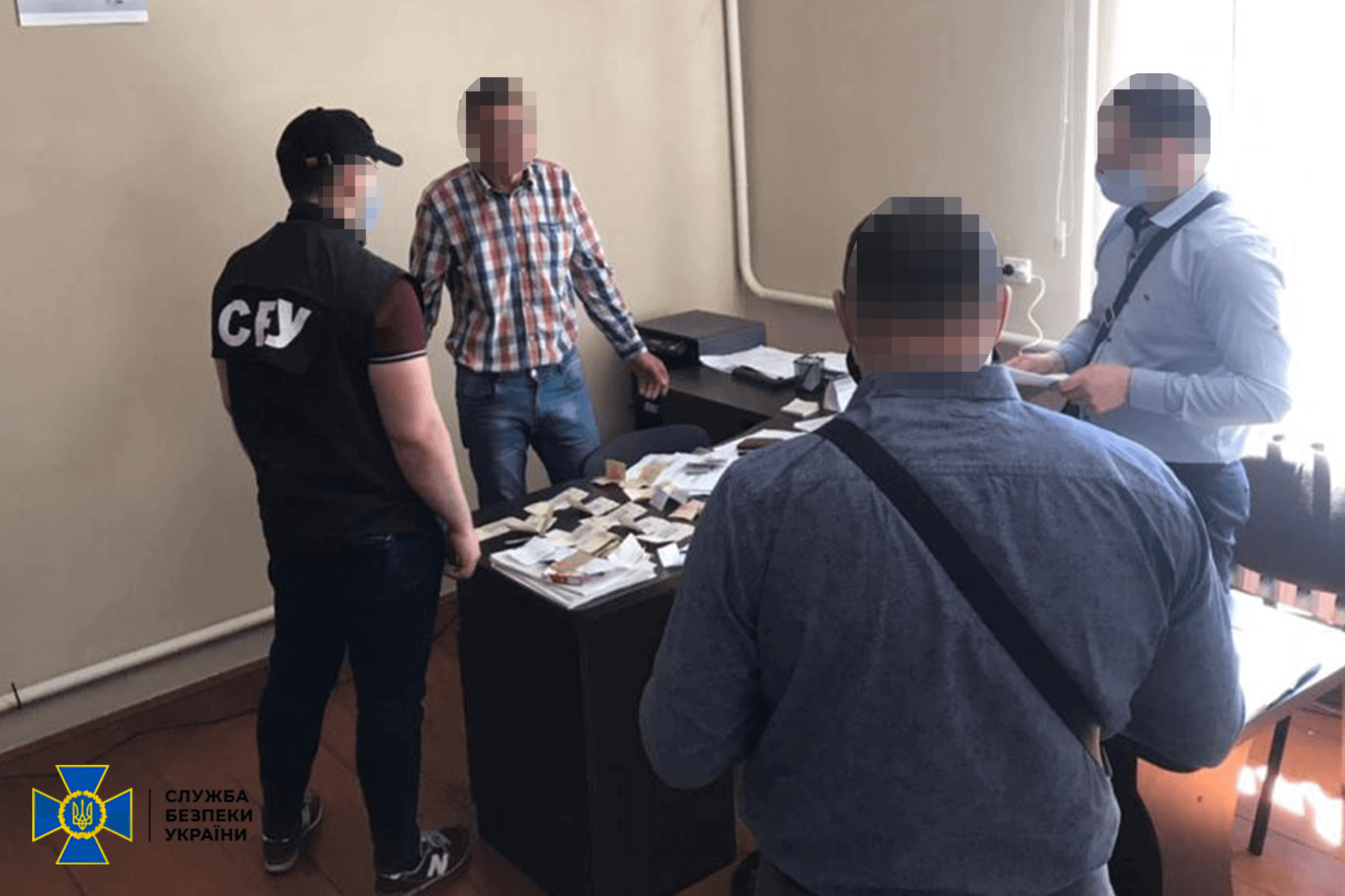 “Благодійна допомога”: на Франківщині СБУ викрила старосту і двох депутатів на хабарі у 200 тисяч гривень (ФОТО)