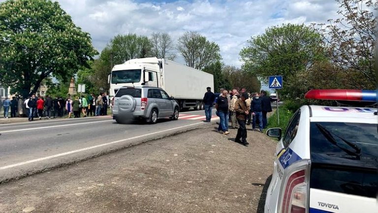 Перекривали дорогу: на Франківщині люди протестують проти будівництва свиноферми