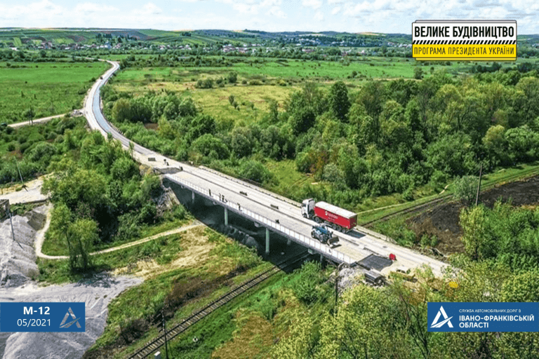 У селі на Рогатинщині ремонтують міст на дорозі держзначення (ФОТО)