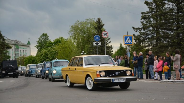 Майже 40 раритетних автівок взяли участь у фестивалі в Долині (ФОТО)