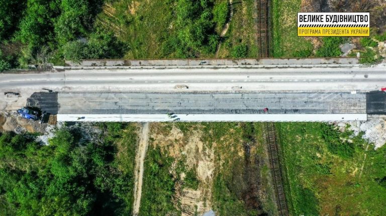 На Прикарпатті активно ремонтують дорогу М-12 (ФОТО)