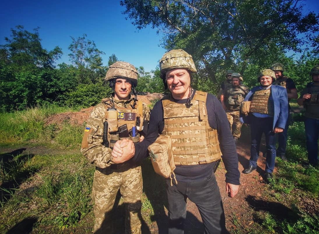 Порошенко поїхав на фронт, побував на “нулі” і передав військовим комплект відеоспостереження за противником (ФОТО)