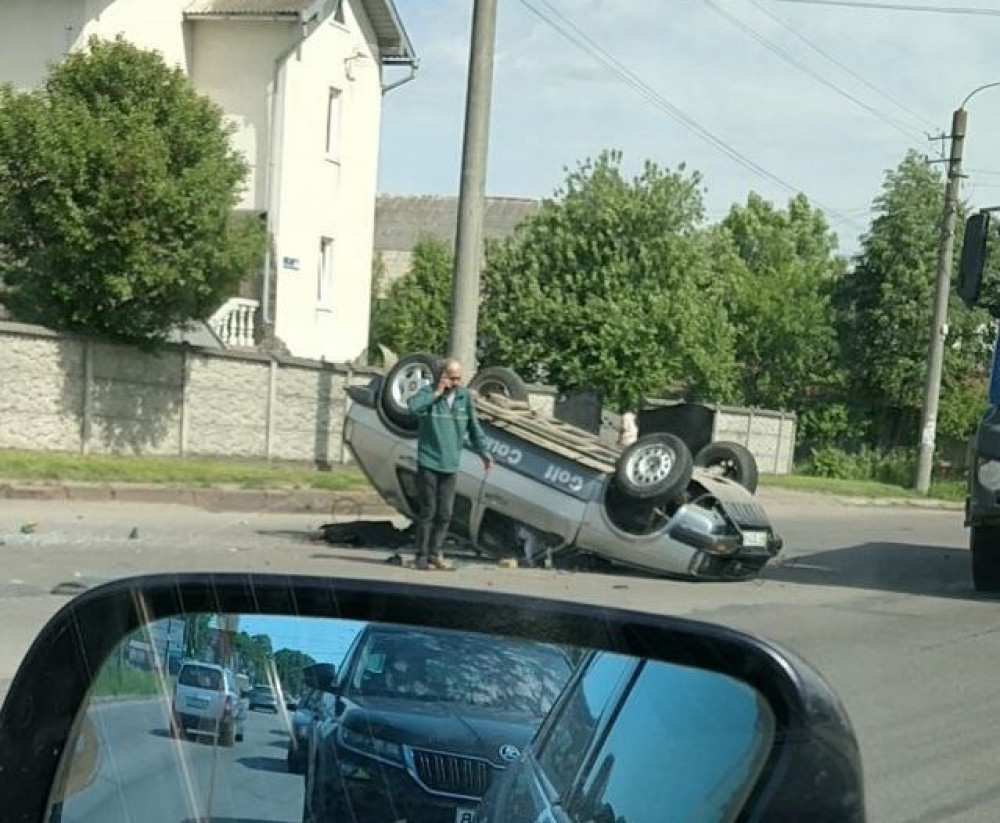 У поліції розповіли деталі аварії в Опришівцях, де авто перекинулось на дах