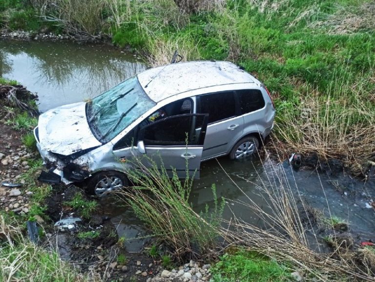 Під Отинією “Ford Focus” перекинувся і вилетів в кювет – водій дивом не постраждав (ФОТО)