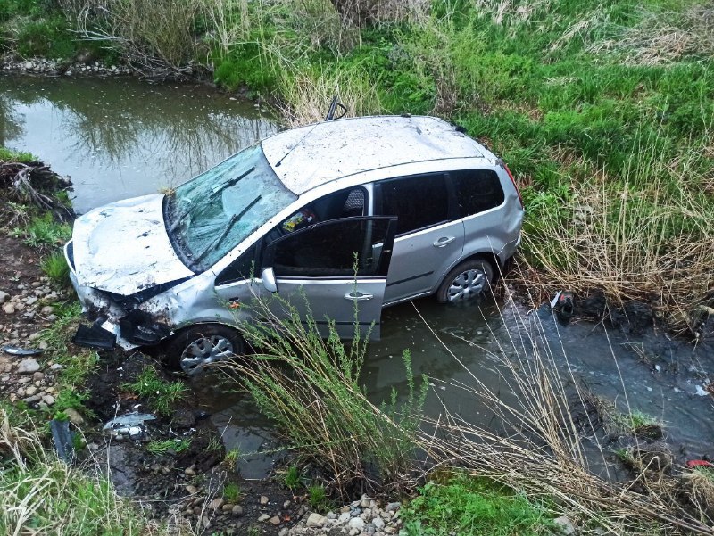 Під Отинією “Ford Focus” перекинувся і вилетів в кювет – водій дивом не постраждав (ФОТО)