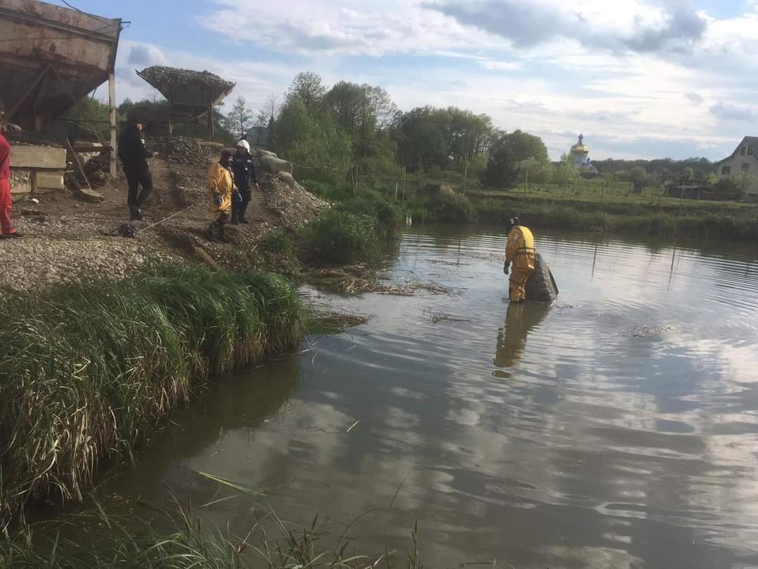 На околиці міста трактор впав у ставок – водій загинув (ФОТО)