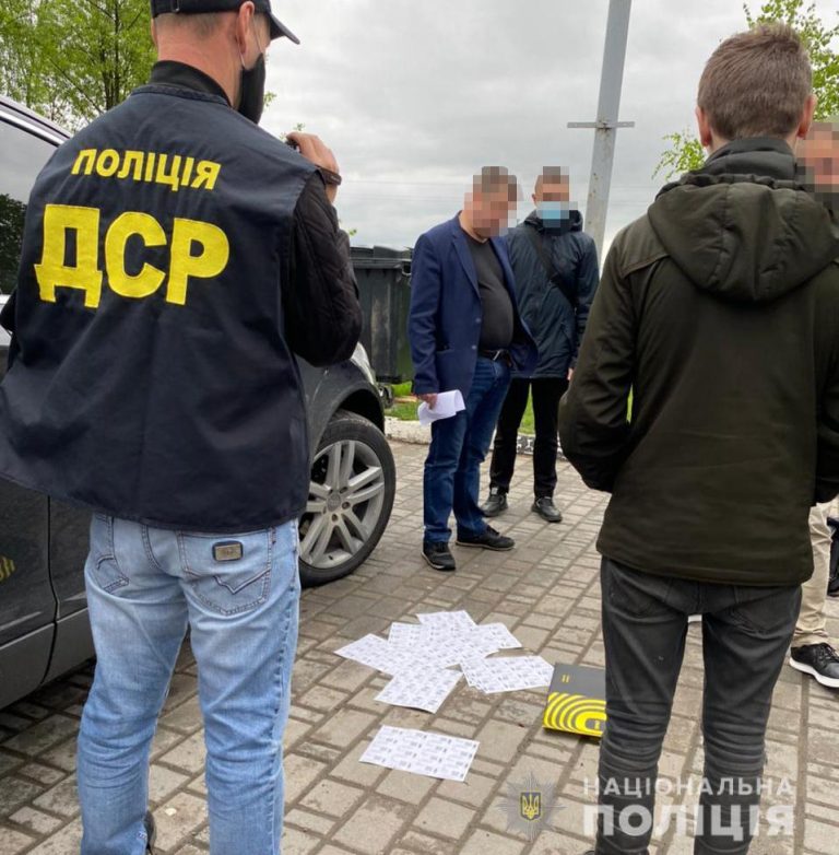 Хабар за зменшення штрафних санкцій – на Прикарпатті поліція викрила чиновника-екоінспектора (ФОТО)